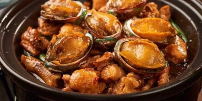Bào Ngư Xào Gà Om Nồi Đất