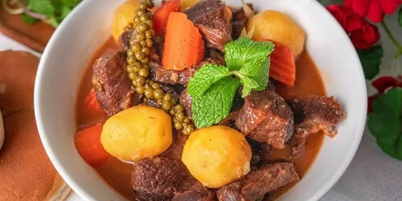 Lý Do Món Bò Om Bằng Gang Lại Được Yêu Thích