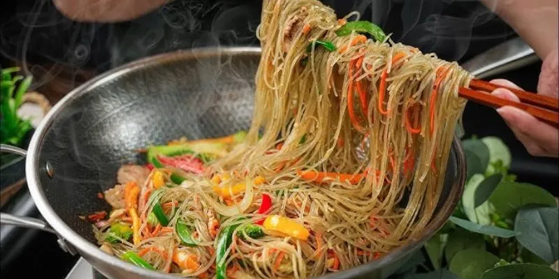 Những Điểm Nổi Bật Của Miến Xào Hải Vị Bản Gang