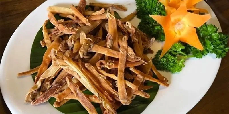 Thưởng thức xá sùng chiên giòn